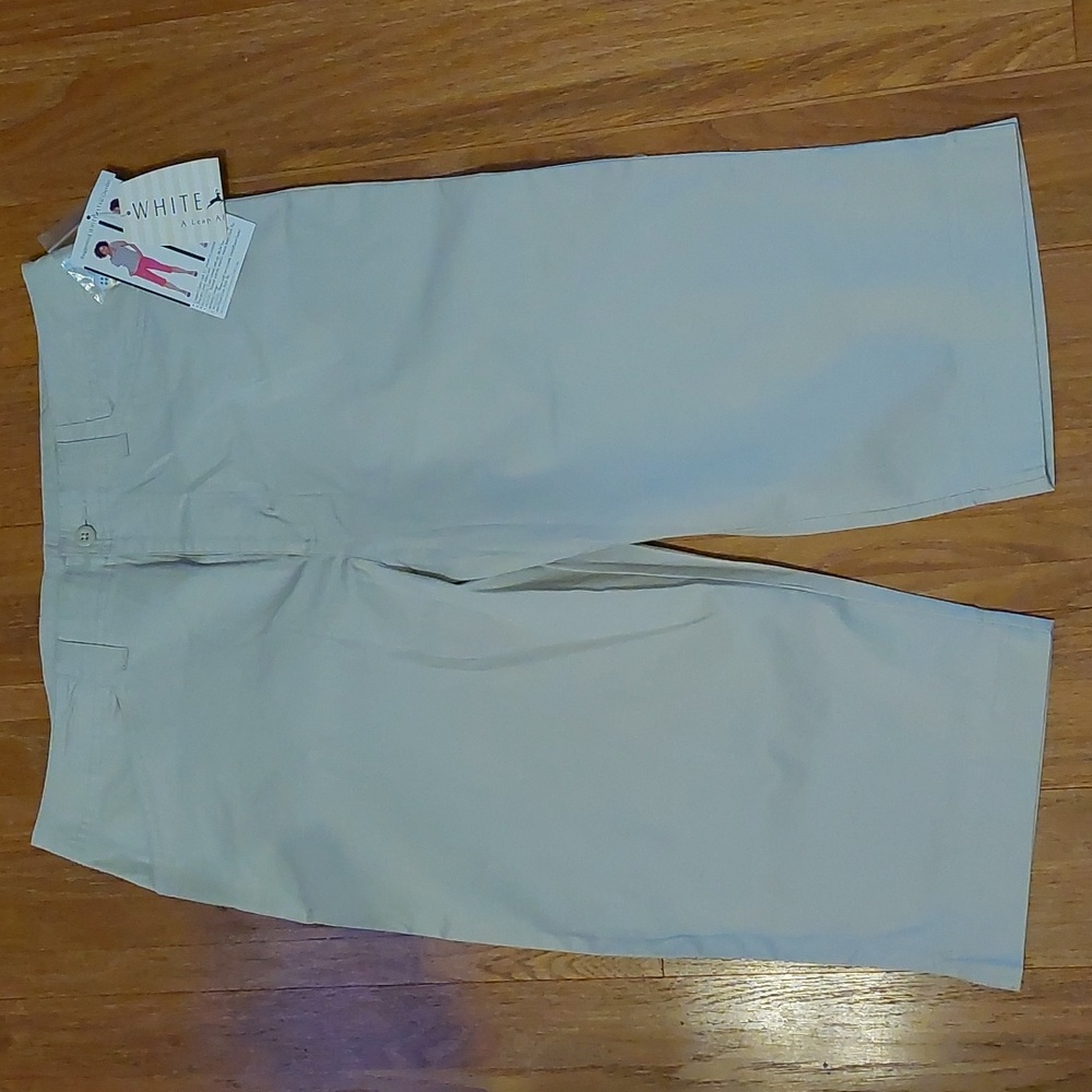 White Stag NWT Womens 12 Stretch Cropped Capri Khaki Pockets